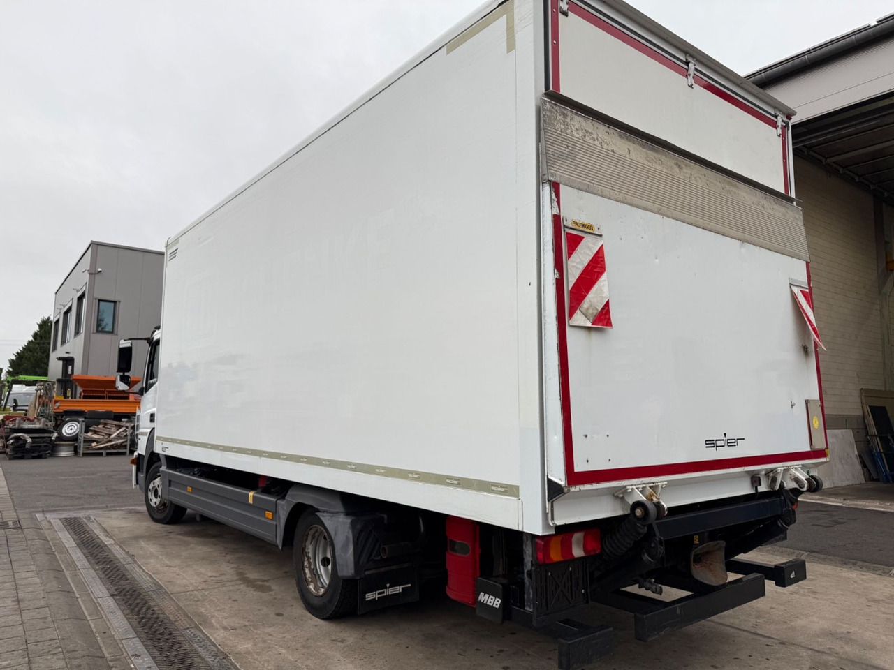 Mercedes-Benz Atego 3 4x2 821 4x2 LBW / Ahk. / Palfinger / 6m - Box van: picture 3 Mercedes-Benz Atego 3 4x2 821 4x2 LBW / Ahk. / Palfinger / 6m - Box van: picture 3