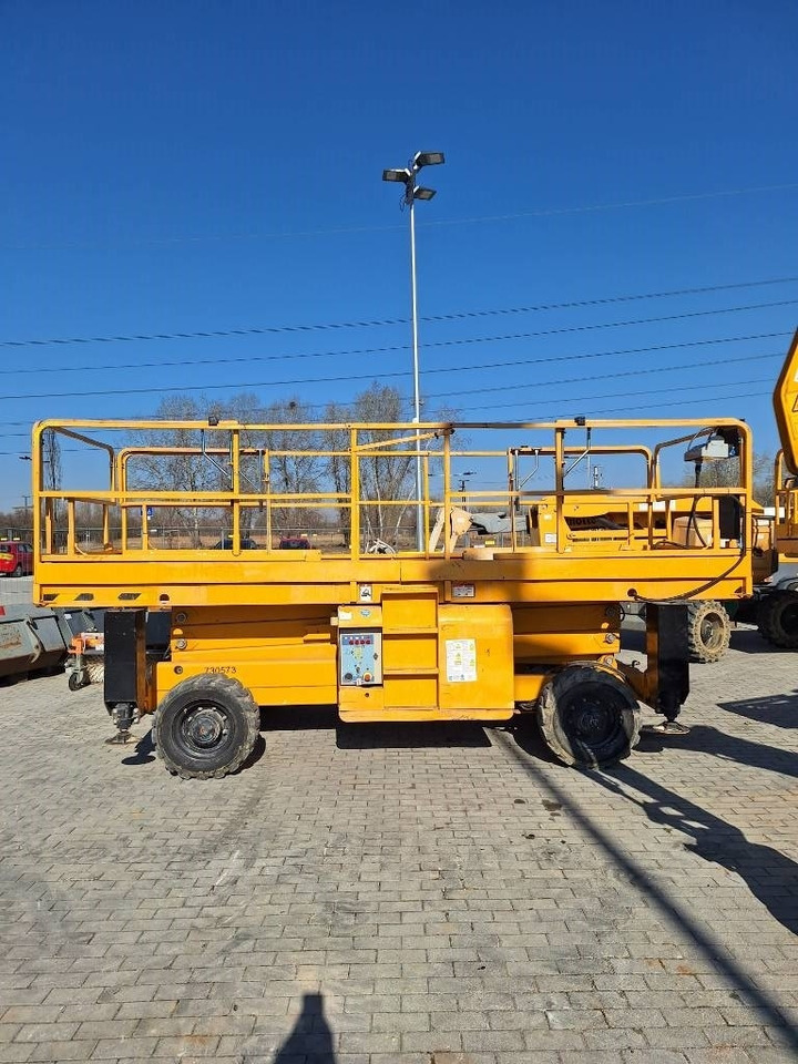 Haulotte H 12 SXL - Scissor lift: picture 3 Haulotte H 12 SXL - Scissor lift: picture 3