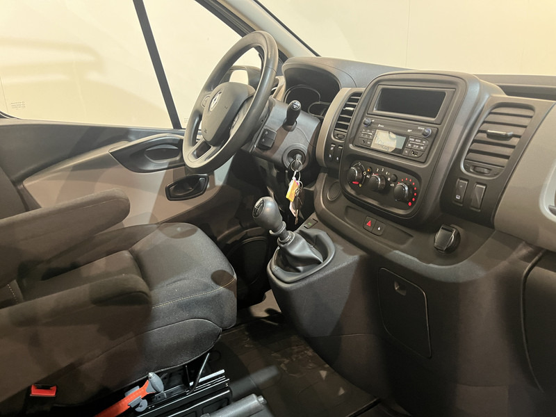 Renault Trafic 1.6 dCi L2H2 125 PK Servicebus / Inrichting / Euro 6 / 2X Schuifdeur / Airco / Cruise Control / PDC / Trekhaak / Imperiaal / 96.200 KM !! - Small van: picture 3 Renault Trafic 1.6 dCi L2H2 125 PK Servicebus / Inrichting / Euro 6 / 2X Schuifdeur / Airco / Cruise Control / PDC / Trekhaak / Imperiaal / 96.200 KM !! - Small van: picture 3