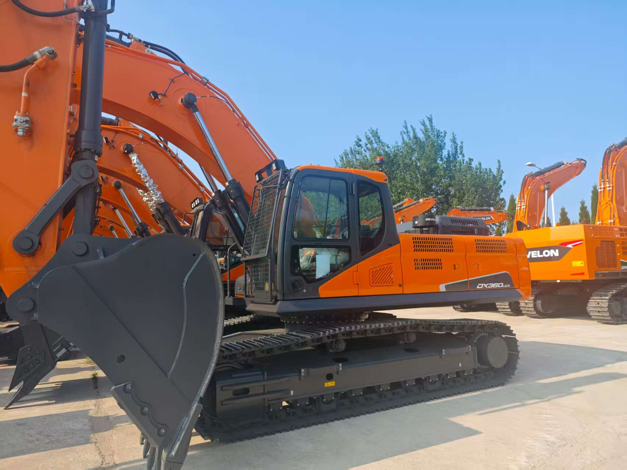 Develon DX360LCA-7M - Crawler excavator: picture 1 Develon DX360LCA-7M - Crawler excavator: picture 1