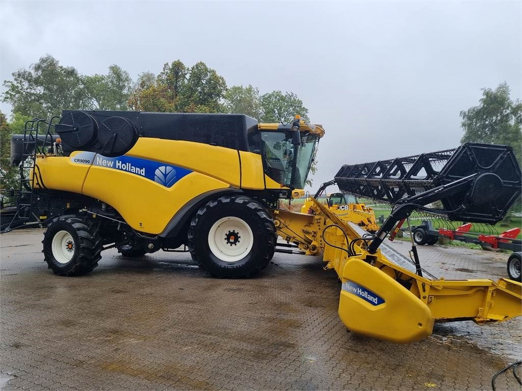 New Holland CR9090 SLH - Combine harvester: picture 1 New Holland CR9090 SLH - Combine harvester: picture 1