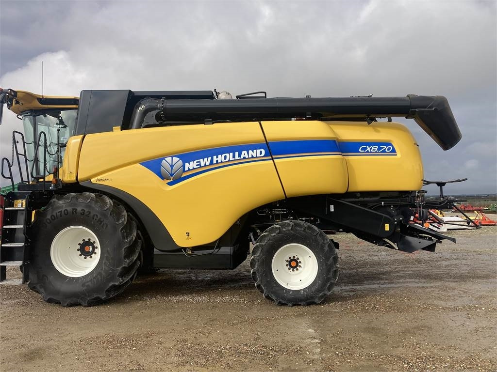 New Holland CX8.70 TB4 EUR - Combine harvester: picture 4 New Holland CX8.70 TB4 EUR - Combine harvester: picture 4