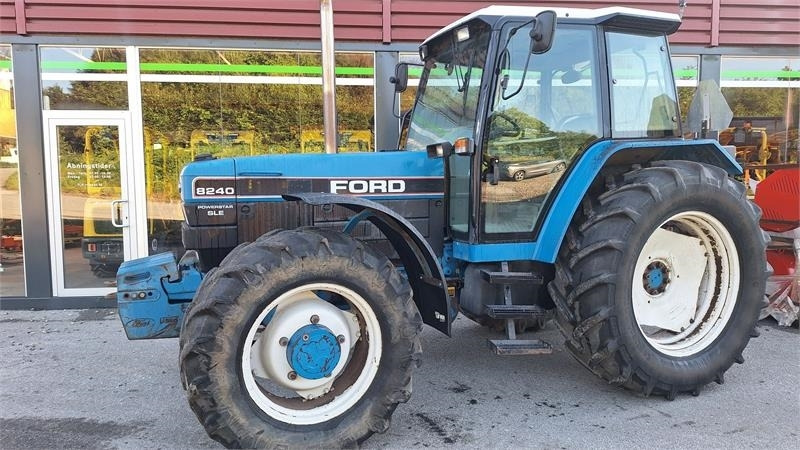 Ford 8240 - Farm tractor: picture 1 Ford 8240 - Farm tractor: picture 1