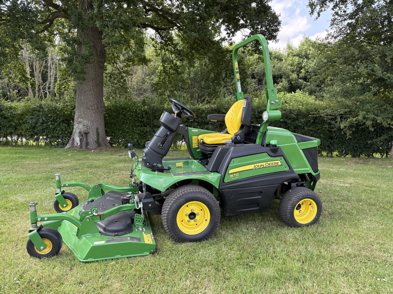 John Deere 1570 C/W 60" rear discharge deck - Garden mower: picture 1 John Deere 1570 C/W 60" rear discharge deck - Garden mower: picture 1