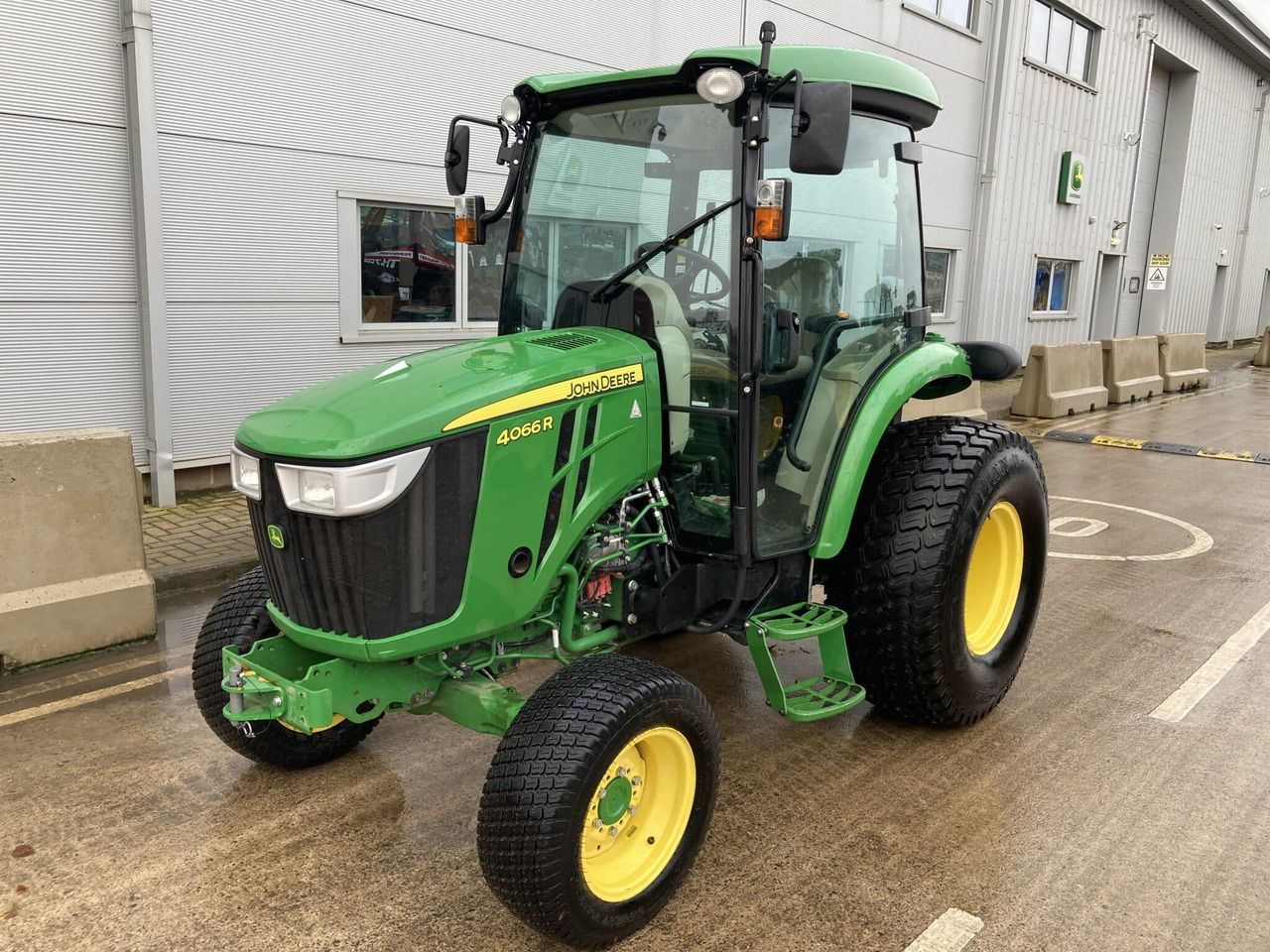 John Deere 4066R compact tractor - Compact tractor: picture 1 John Deere 4066R compact tractor - Compact tractor: picture 1
