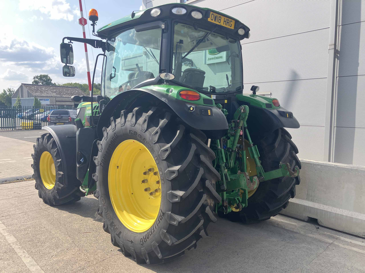 John Deere 6130R - Farm tractor: picture 3 John Deere 6130R - Farm tractor: picture 3