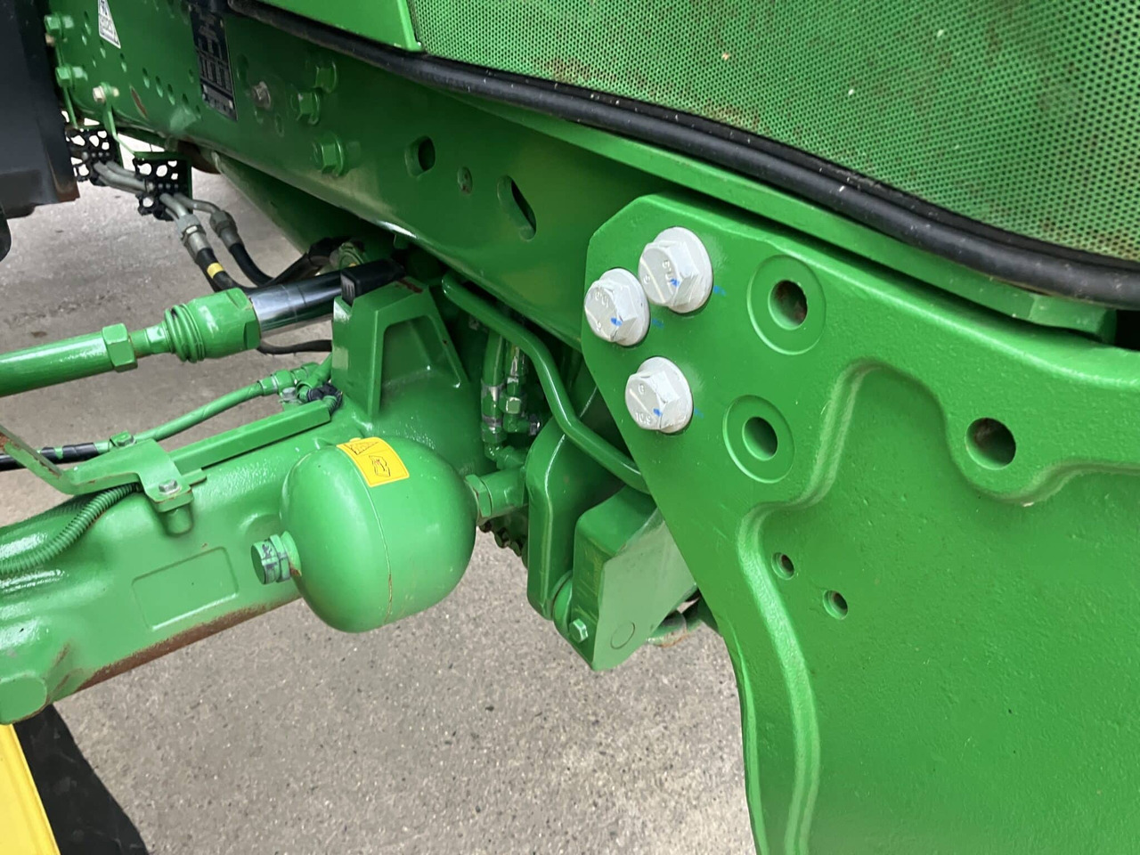 Farm tractor John Deere 6215R: picture 9