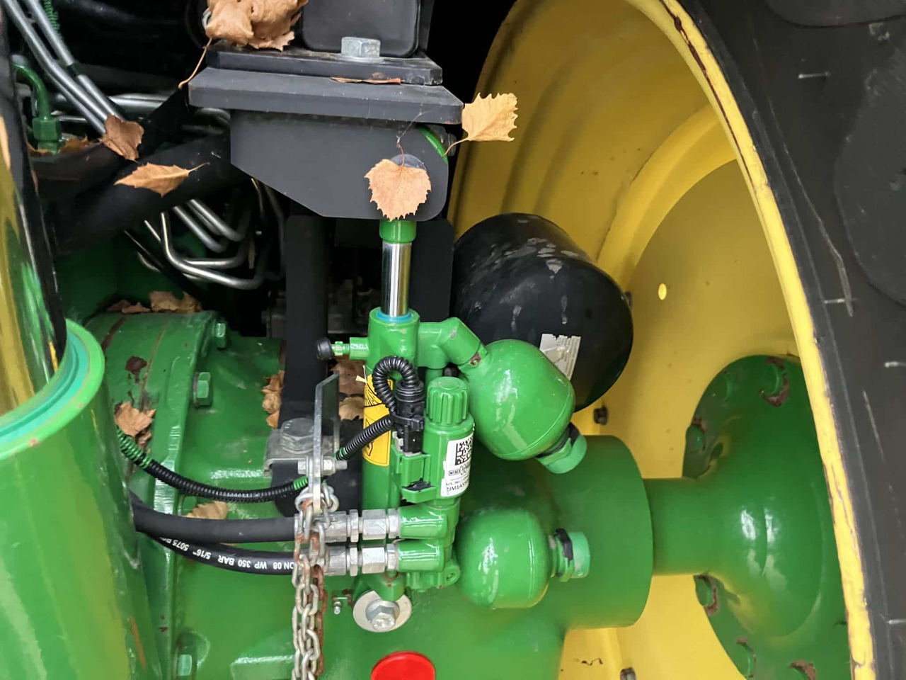 Farm tractor John Deere 6215R: picture 19