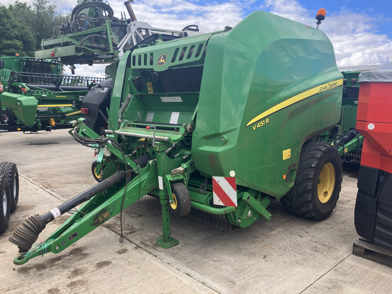 John Deere V451R - Hay and forage equipment: picture 1 John Deere V451R - Hay and forage equipment: picture 1