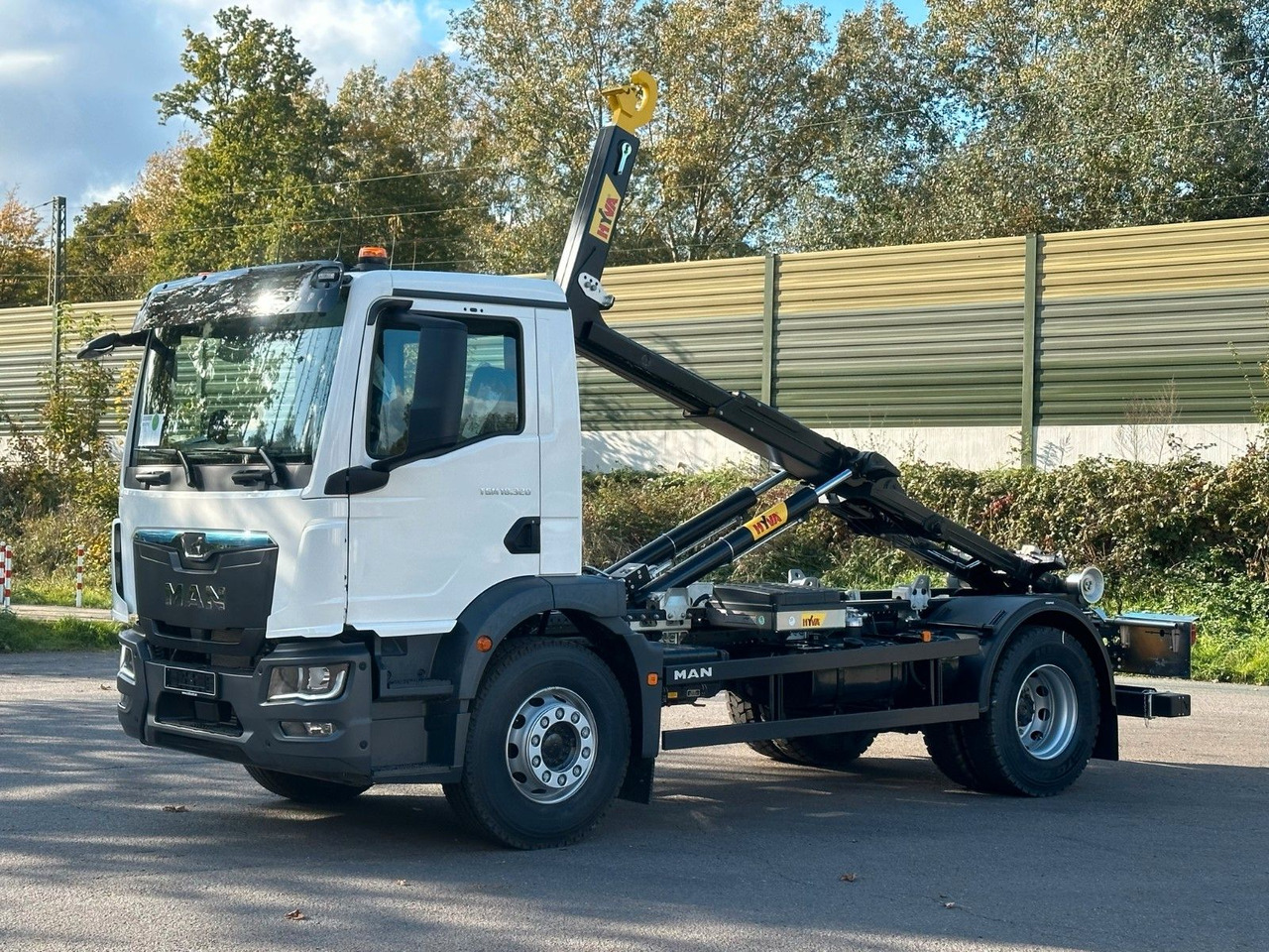 MAN TGM 18.320 4x2 Euro 6e Hyva 12-45 - Hook lift truck, Crane truck: picture 2 MAN TGM 18.320 4x2 Euro 6e Hyva 12-45 - Hook lift truck, Crane truck: picture 2