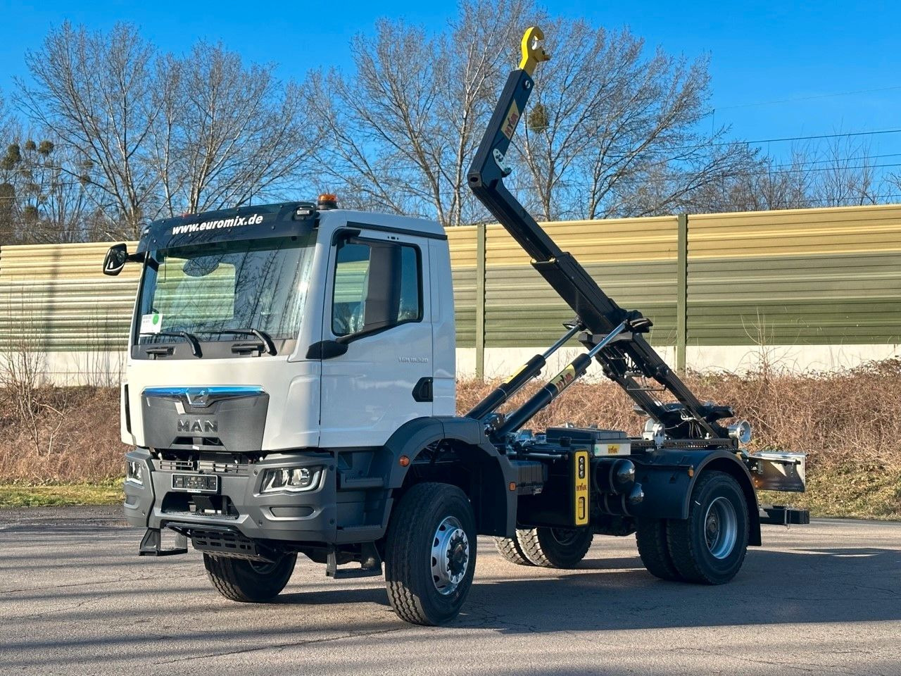 MAN TGM 18.320 4x4 Euro 6e Hyva 12-45 - Hook lift truck, Crane truck: picture 1 MAN TGM 18.320 4x4 Euro 6e Hyva 12-45 - Hook lift truck, Crane truck: picture 1