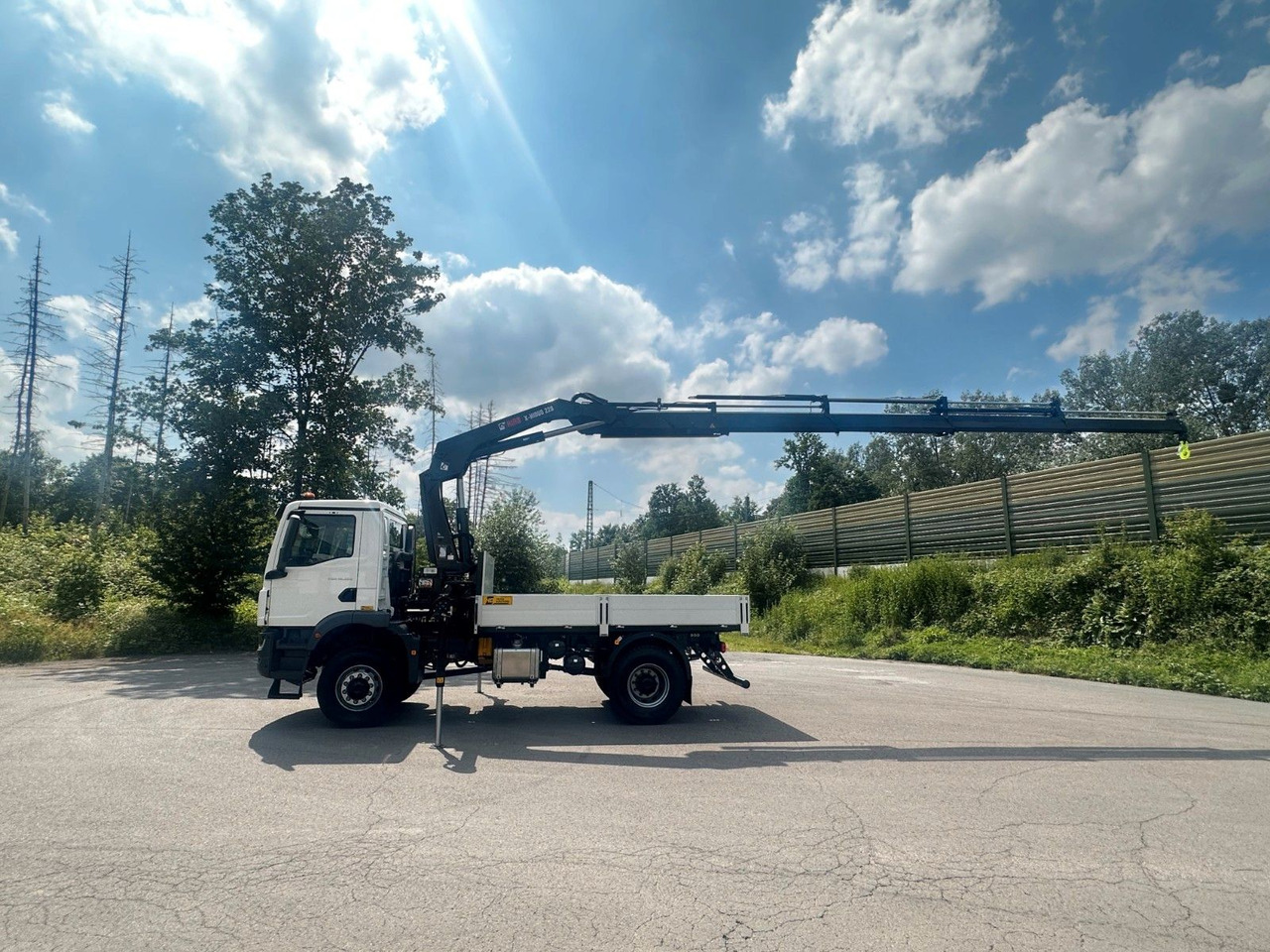 MAN TGM 18.320 4x4 Euro 6e Pritsche Hiab 228-4 Kran - Dropside/ Flatbed truck, Crane truck: picture 3 MAN TGM 18.320 4x4 Euro 6e Pritsche Hiab 228-4 Kran - Dropside/ Flatbed truck, Crane truck: picture 3