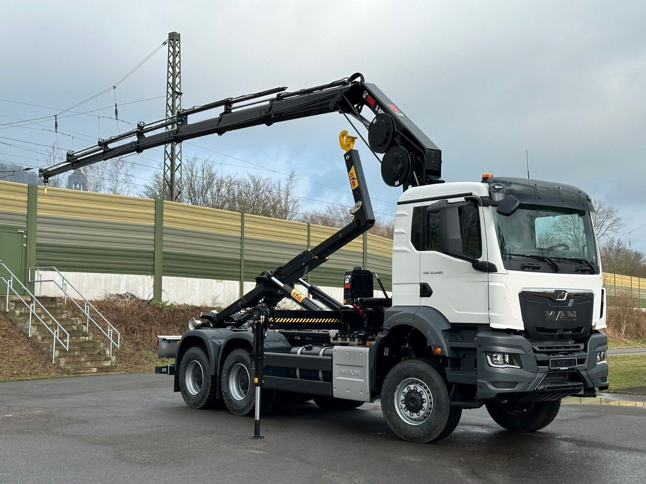 MAN TGS 33.440 6x6 BB Abrollkipper+Kran Hiab 228-6 - Hook lift truck, Crane truck: picture 1 MAN TGS 33.440 6x6 BB Abrollkipper+Kran Hiab 228-6 - Hook lift truck, Crane truck: picture 1