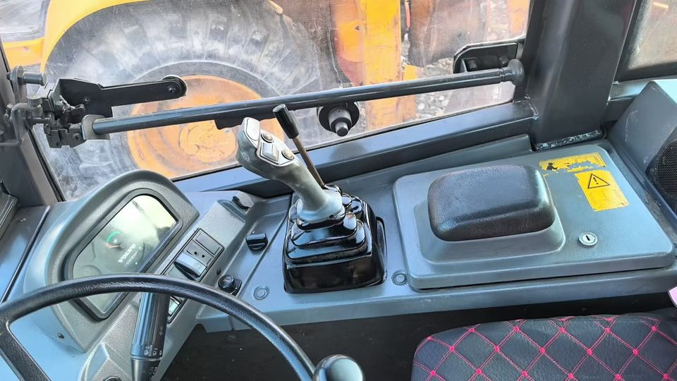 Preferential Price Used Volvo L20F Small Skid Steer Loader Secondhand VOLVO L20f Mini Wheel Loader in Good Condition for Sale - Wheel loader: picture 5 Preferential Price Used Volvo L20F Small Skid Steer Loader Secondhand VOLVO L20f Mini Wheel Loader in Good Condition for Sale - Wheel loader: picture 5