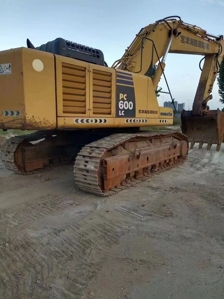 USED EXCAVATOR Good Condition Komatsu PC600-8 Original Japan Cheap Used Excavators Used Original Japan Komatsu PC600 - Crawler excavator: picture 2 USED EXCAVATOR Good Condition Komatsu PC600-8 Original Japan Cheap Used Excavators Used Original Japan Komatsu PC600 - Crawler excavator: picture 2
