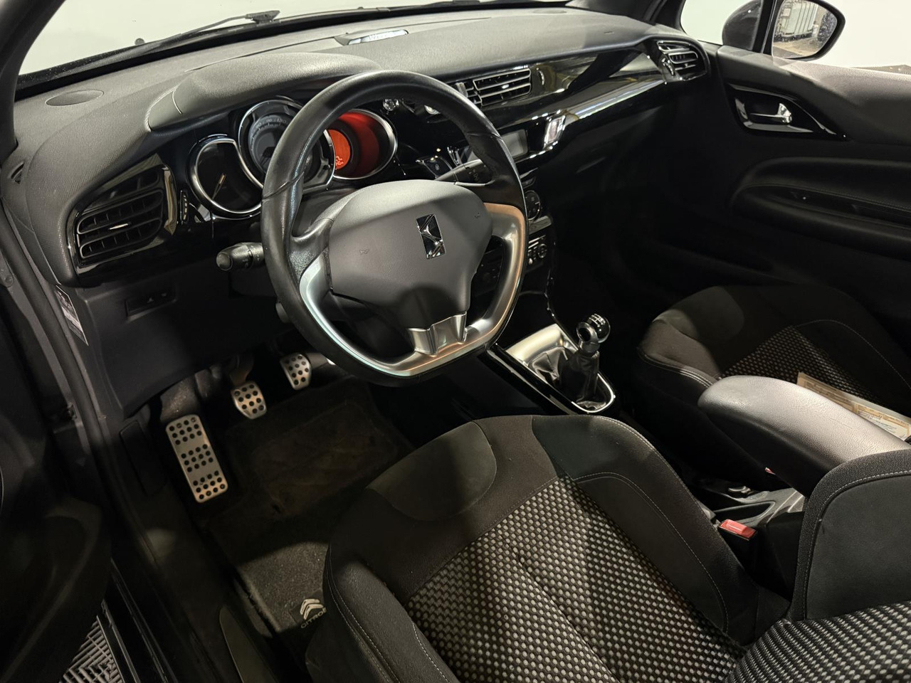 Citroen DS3 1.6 e-HDi So Chic | 2012 | 277.448 km | 14-XLR-7 - Hatchback: picture 4 Citroen DS3 1.6 e-HDi So Chic | 2012 | 277.448 km | 14-XLR-7 - Hatchback: picture 4