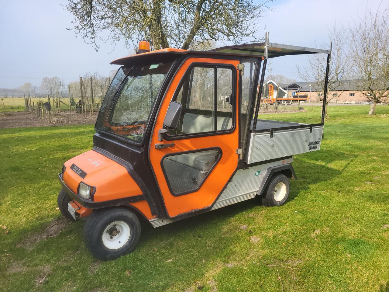 Club Car Carryall Turf 2 – Bouwjaar 2009 – Elektrisch – Met dichte cabine en elektrische kiepbak – Marge-kavel - Golf cart: picture 1 Club Car Carryall Turf 2 – Bouwjaar 2009 – Elektrisch – Met dichte cabine en elektrische kiepbak – Marge-kavel - Golf cart: picture 1