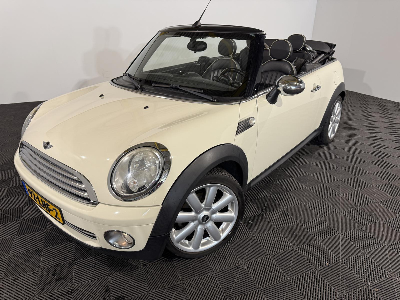 Mini | Mini Cabrio | 1.6 Cooper Chili | 2010 | 148.938 km | 92LHF2 | Logisch - Car: picture 1 Mini | Mini Cabrio | 1.6 Cooper Chili | 2010 | 148.938 km | 92LHF2 | Logisch - Car: picture 1