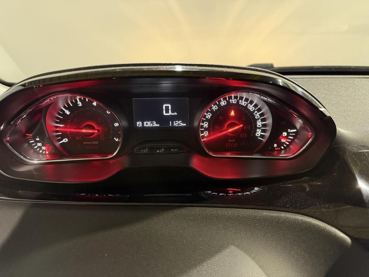 Peugeot | 208 | 1.2 VTi Style | 2014 | 191.063 km | 9XVB78 | Logisch - Hatchback: picture 3 Peugeot | 208 | 1.2 VTi Style | 2014 | 191.063 km | 9XVB78 | Logisch - Hatchback: picture 3