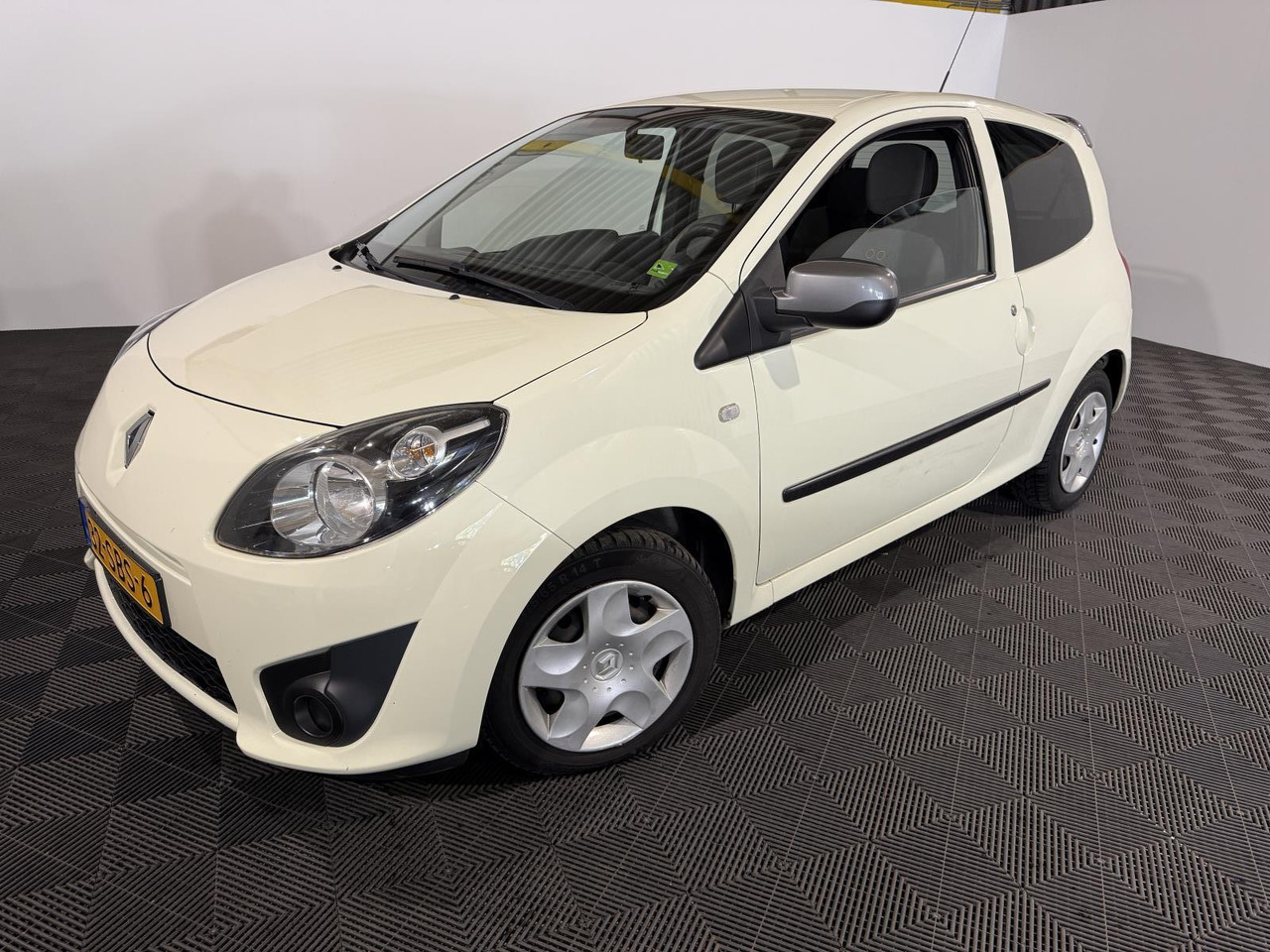 Renault | Twingo | 1.2-16V Collection | 2011 | 193.758 km | 32SBS6 | Logisch - Hatchback: picture 1 Renault | Twingo | 1.2-16V Collection | 2011 | 193.758 km | 32SBS6 | Logisch - Hatchback: picture 1