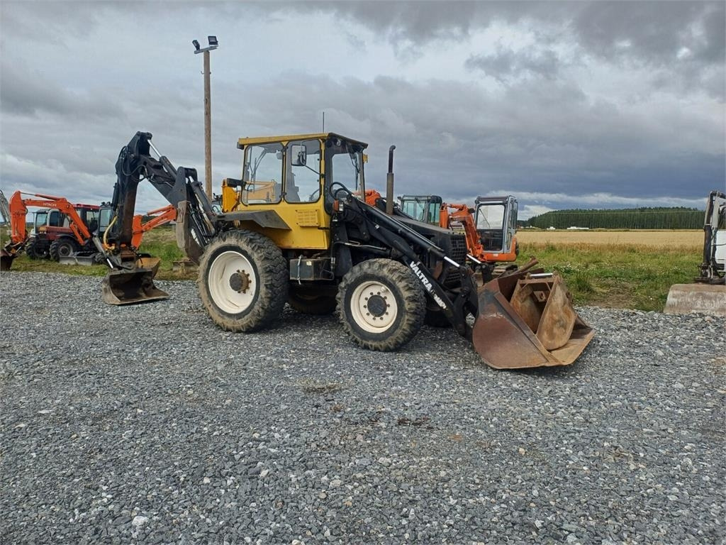 Valmet Valtra 8000 kallistuva luiskakauha - Backhoe loader: picture 4 Valmet Valtra 8000 kallistuva luiskakauha - Backhoe loader: picture 4