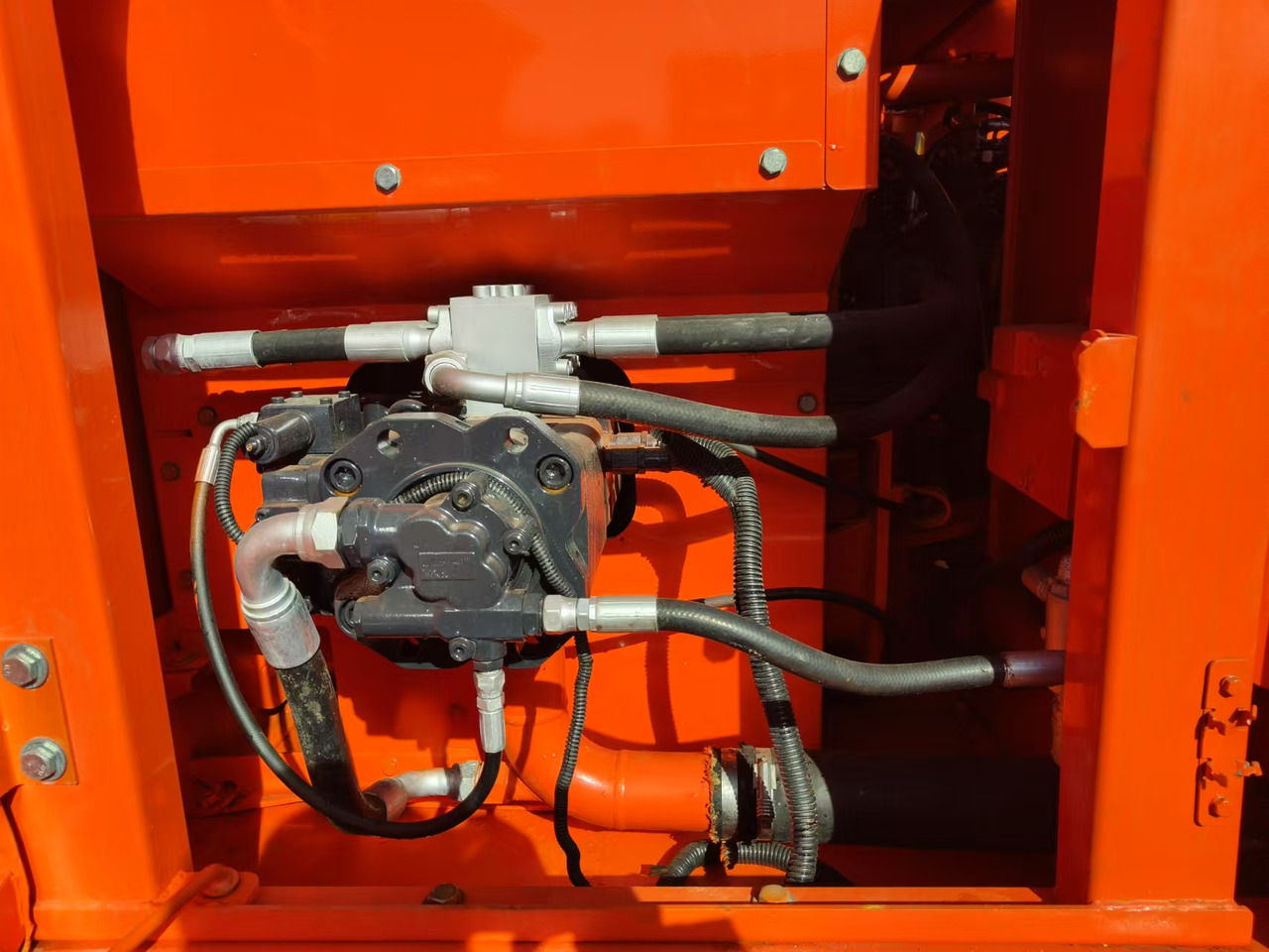 Excavator DOOSAN DX150: picture 8