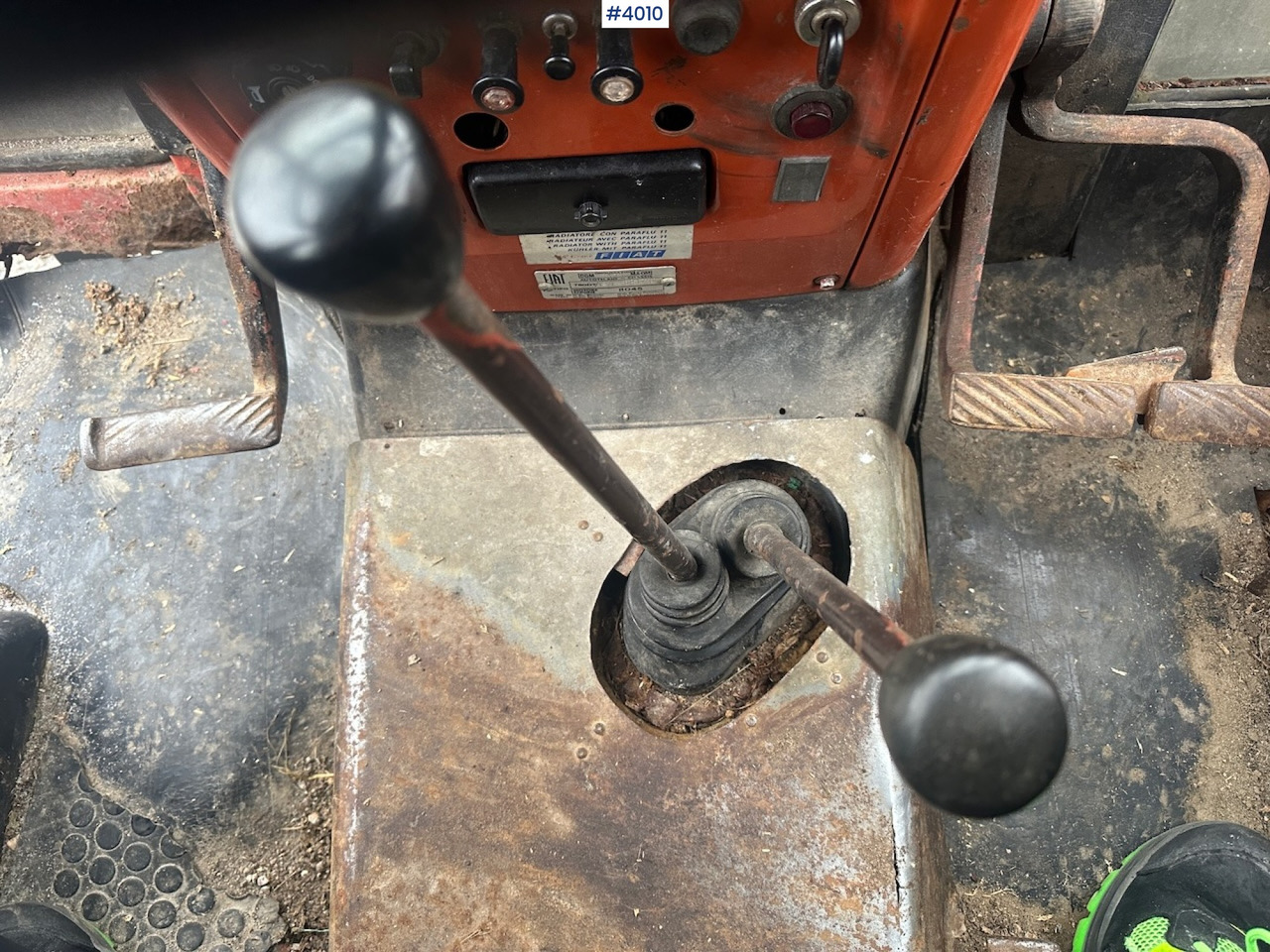 Lease a  1982 Fiat 780 DT w/ front loader, snow shovel, chains, top link, triangle and extra set of twin wheels. 1982 Fiat 780 DT w/ front loader, snow shovel, chains, top link, triangle and extra set of twin wheels.: picture 23