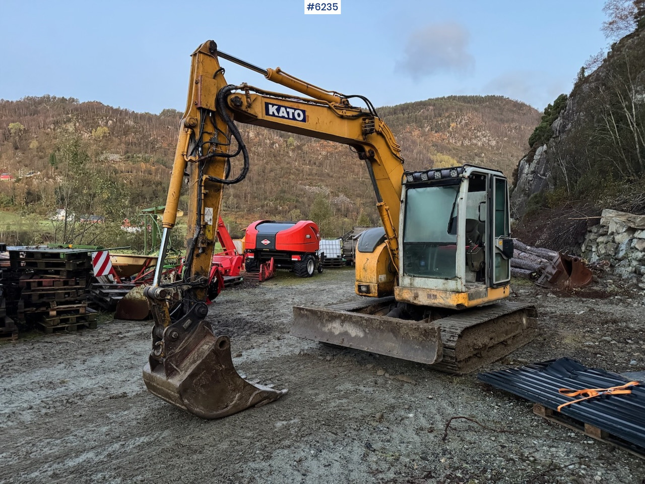 2004 Kato HD 308 US w/ 5 drawers, pincher, rake and spike hammer. - Excavator: picture 1 2004 Kato HD 308 US w/ 5 drawers, pincher, rake and spike hammer. - Excavator: picture 1