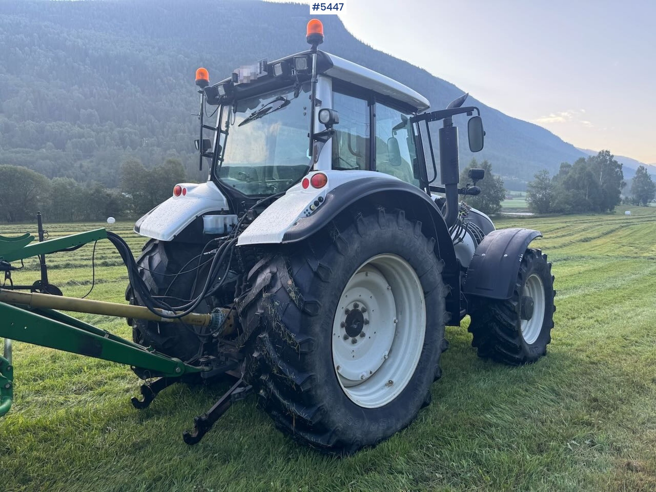 2009 Valtra T202 w/ loader - Farm tractor: picture 3 2009 Valtra T202 w/ loader - Farm tractor: picture 3