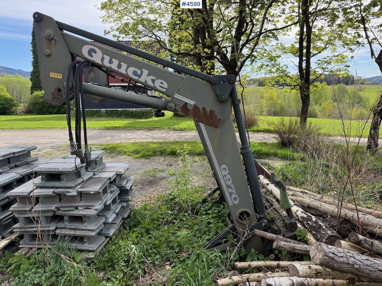 2012 Quicke Q970 w/ bucket and pallet fork. - Front loader for tractor: picture 4 2012 Quicke Q970 w/ bucket and pallet fork. - Front loader for tractor: picture 4