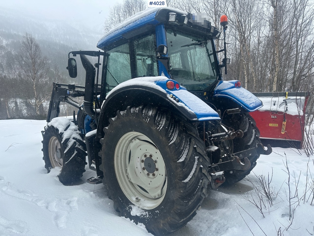 2012 Valtra N122 4x4 traktor w/ front loader and Dalen snow blower - Farm tractor: picture 4 2012 Valtra N122 4x4 traktor w/ front loader and Dalen snow blower - Farm tractor: picture 4