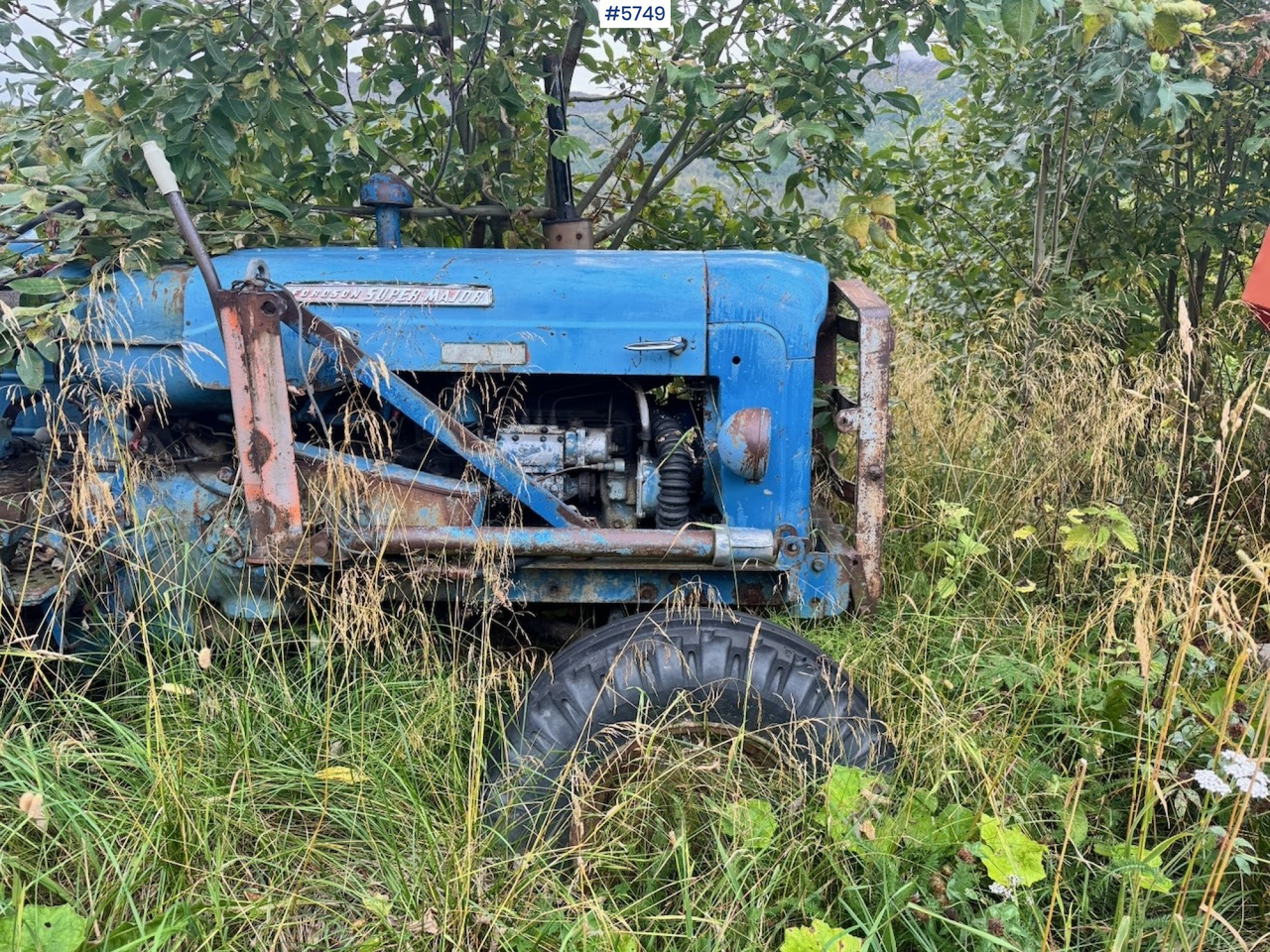Ca. 1961 Fordson Super Major 4×2 Tractor w/ Bucket - Farm tractor: picture 3 Ca. 1961 Fordson Super Major 4×2 Tractor w/ Bucket - Farm tractor: picture 3