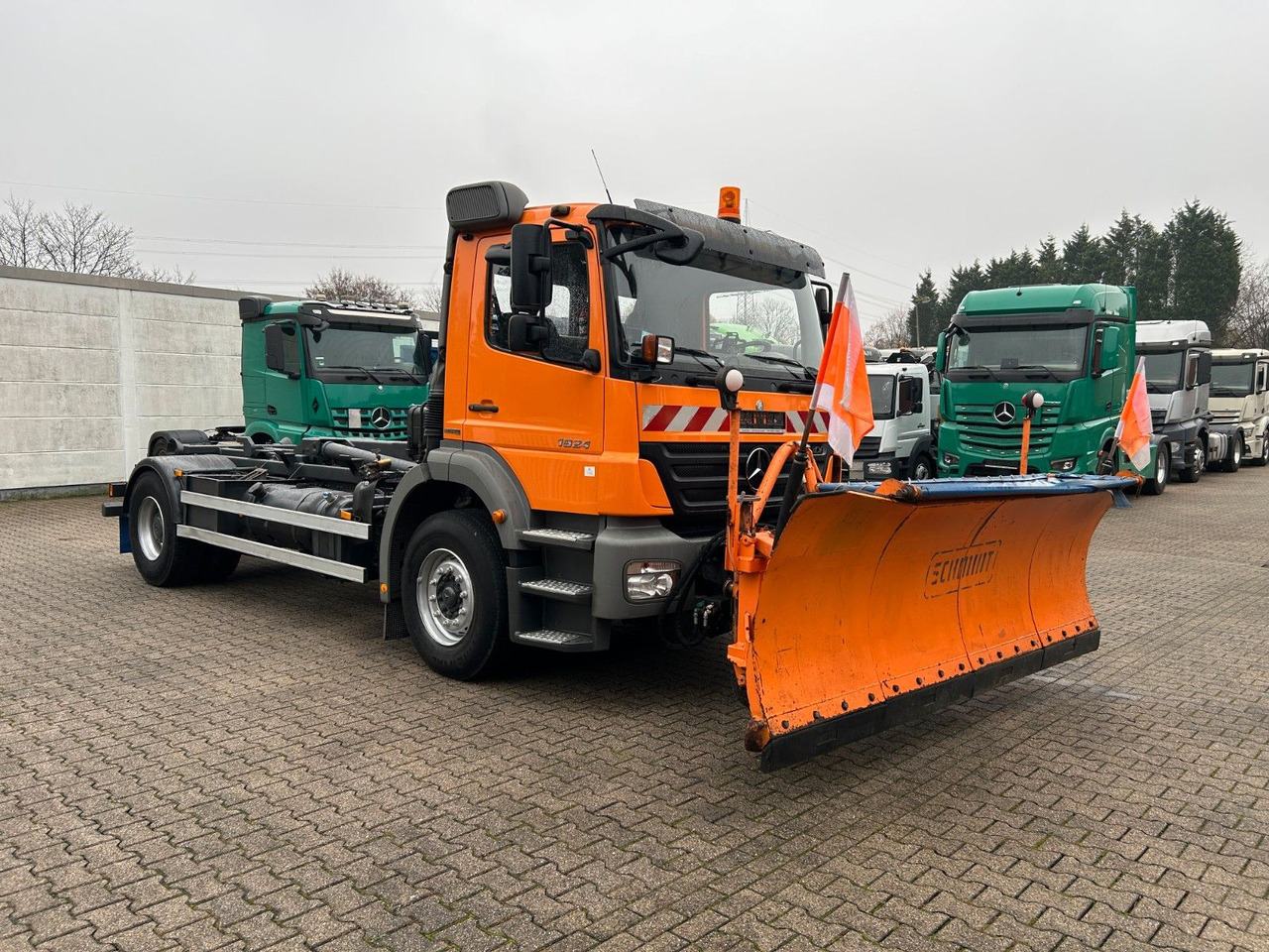 Hook lift truck Mercedes-Benz 1824 Axor Abroller mit Schneeschild und Streuer: picture 16