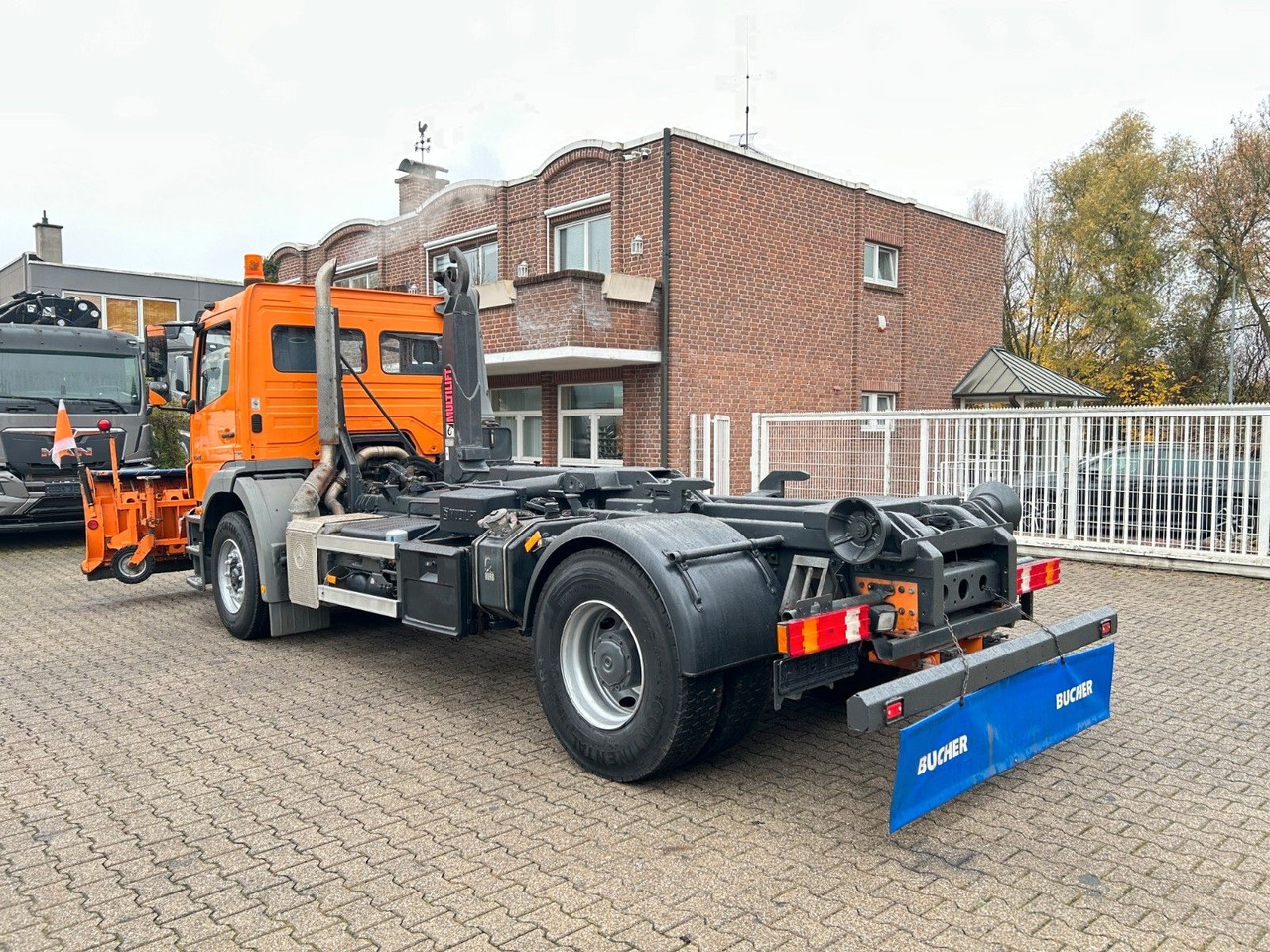 Hook lift truck Mercedes-Benz 1824 Axor Abroller mit Schneeschild und Streuer: picture 7