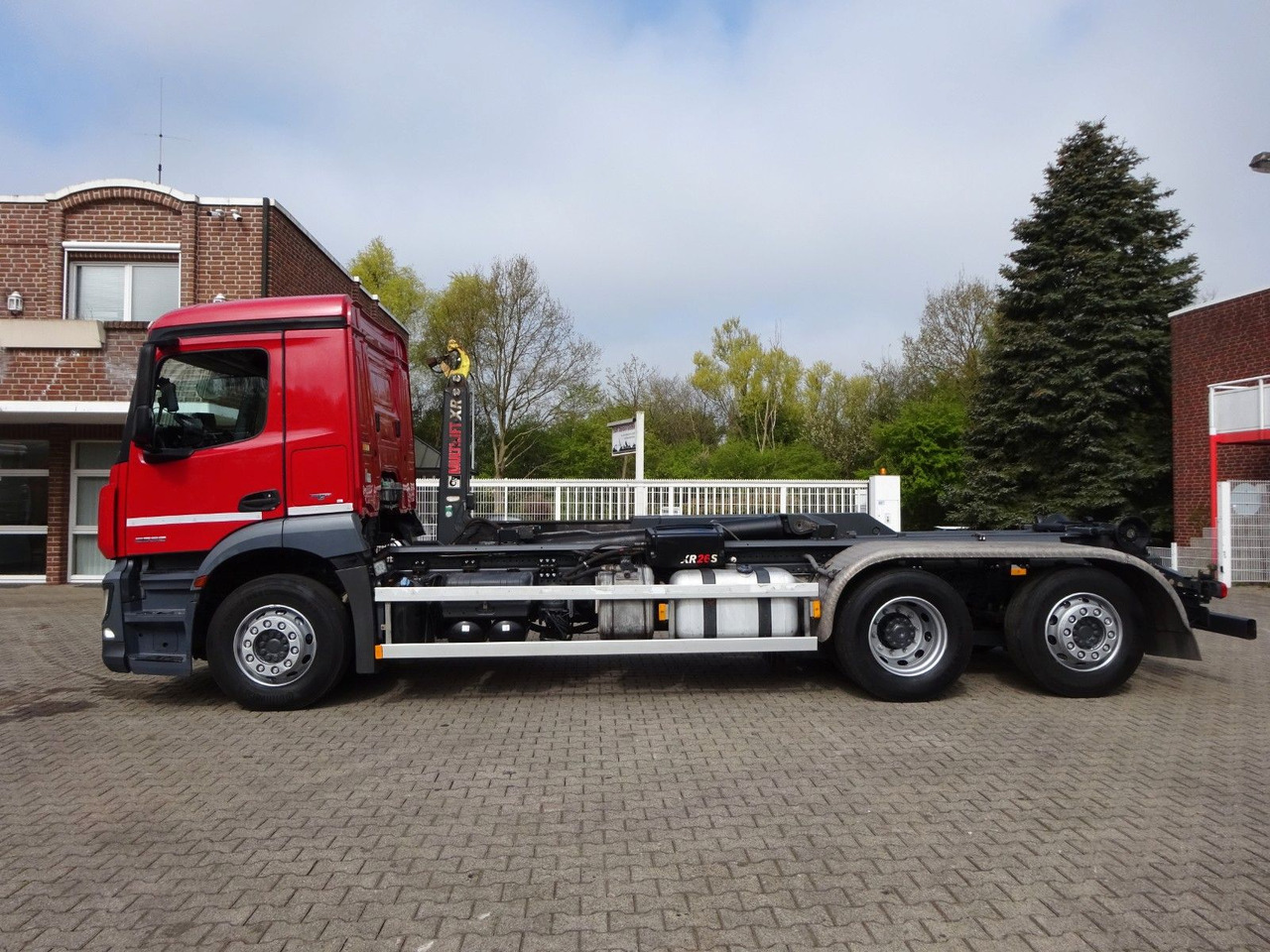 Mercedes-Benz 2532 Antos Multilift Abroller+Lift-Lenkachse6x2 - Hook lift truck: picture 3 Mercedes-Benz 2532 Antos Multilift Abroller+Lift-Lenkachse6x2 - Hook lift truck: picture 3