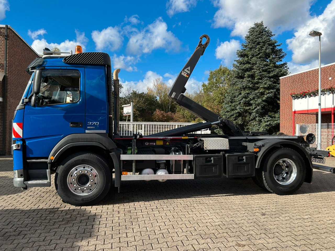 Volvo FM 370 VDL Abroller 4x2 - Hook lift truck: picture 4 Volvo FM 370 VDL Abroller 4x2 - Hook lift truck: picture 4