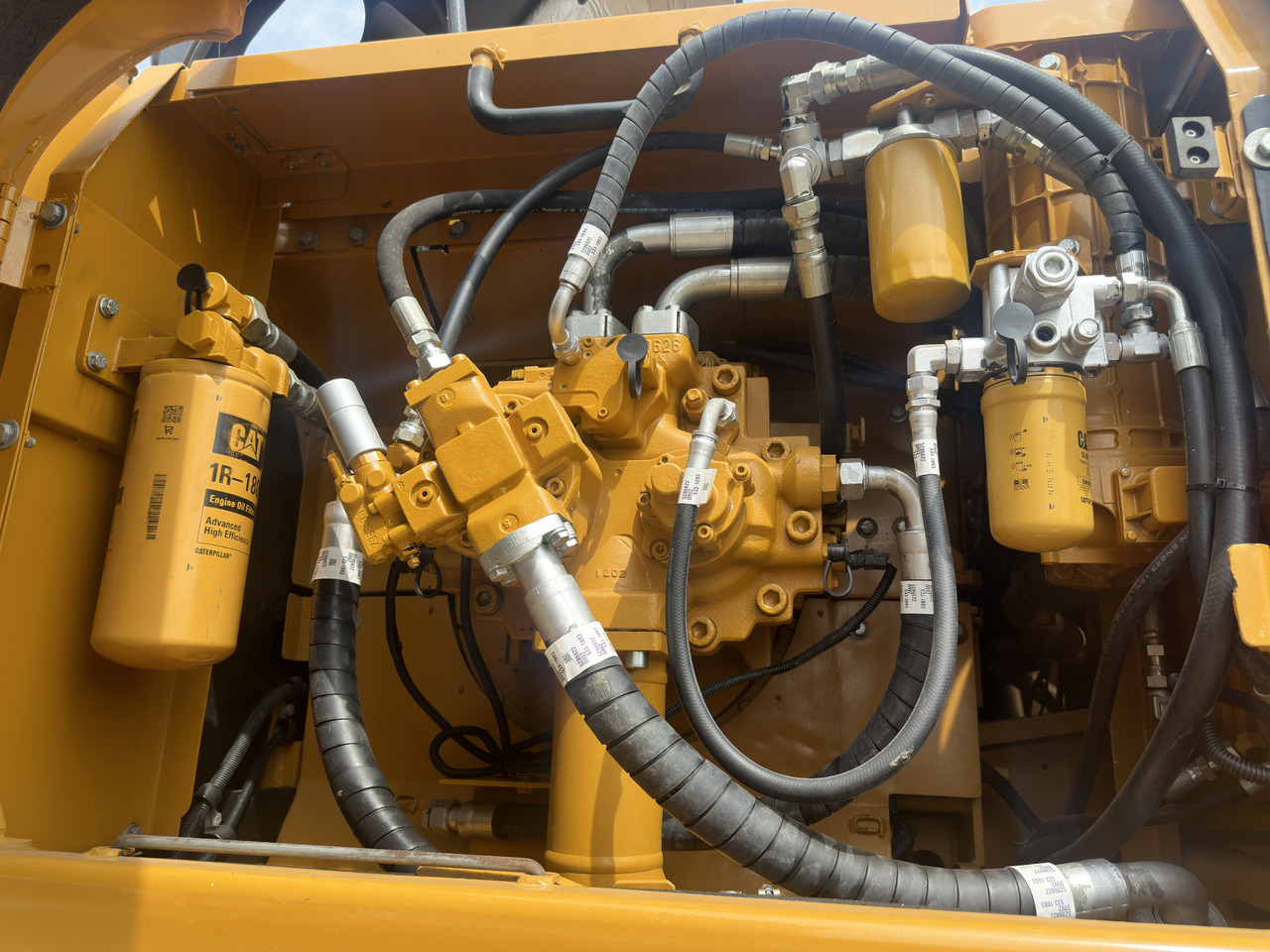 Crawler excavator CATERPILLAR 330D2: picture 8