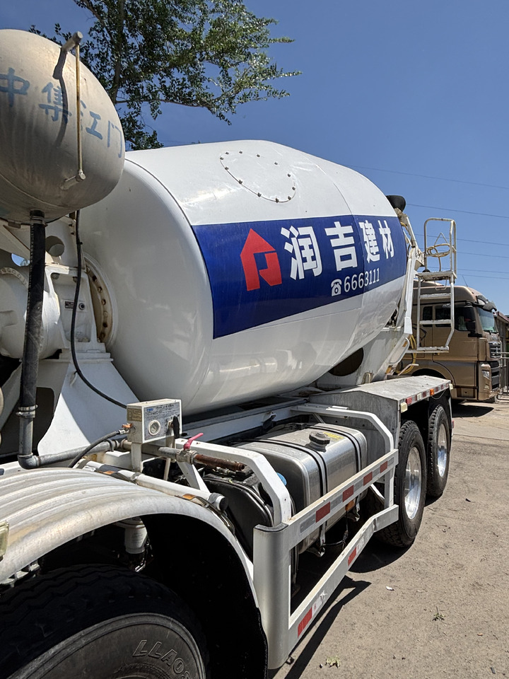 SINO TRUCK - Concrete mixer truck: picture 2 SINO TRUCK - Concrete mixer truck: picture 2