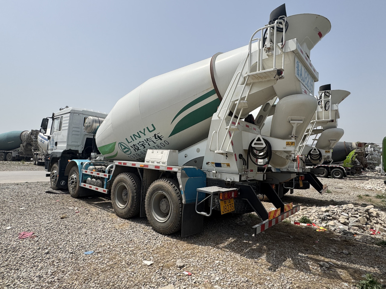 Shacman - Concrete mixer truck: picture 3 Shacman - Concrete mixer truck: picture 3