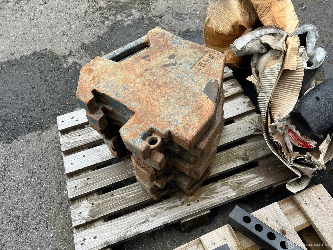 Massey Ferguson etupainot 7 x 45 kg, OKRASPECIAL, Salo - Attachment: picture 1 Massey Ferguson etupainot 7 x 45 kg, OKRASPECIAL, Salo - Attachment: picture 1