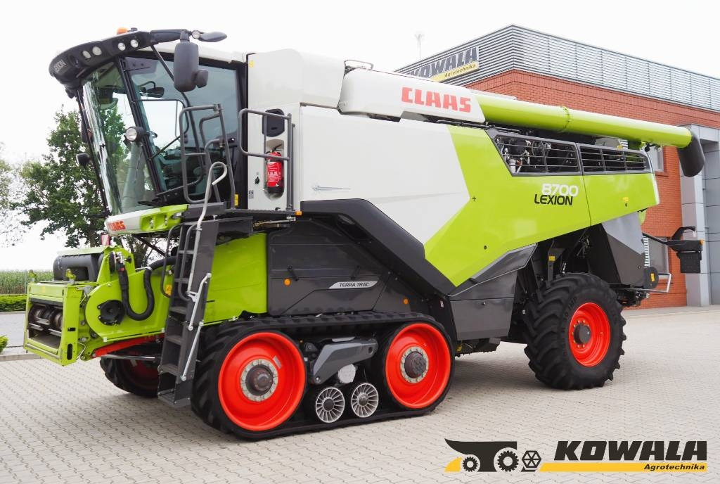 Claas Lexion 8700TT + V1080 - Combine harvester: picture 1 Claas Lexion 8700TT + V1080 - Combine harvester: picture 1