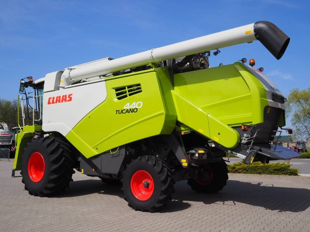 Claas Tucano 440 + V680 - Combine harvester: picture 2 Claas Tucano 440 + V680 - Combine harvester: picture 2