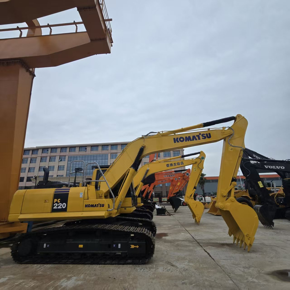 Komatsu PC220-8 - Crawler excavator: picture 3 Komatsu PC220-8 - Crawler excavator: picture 3