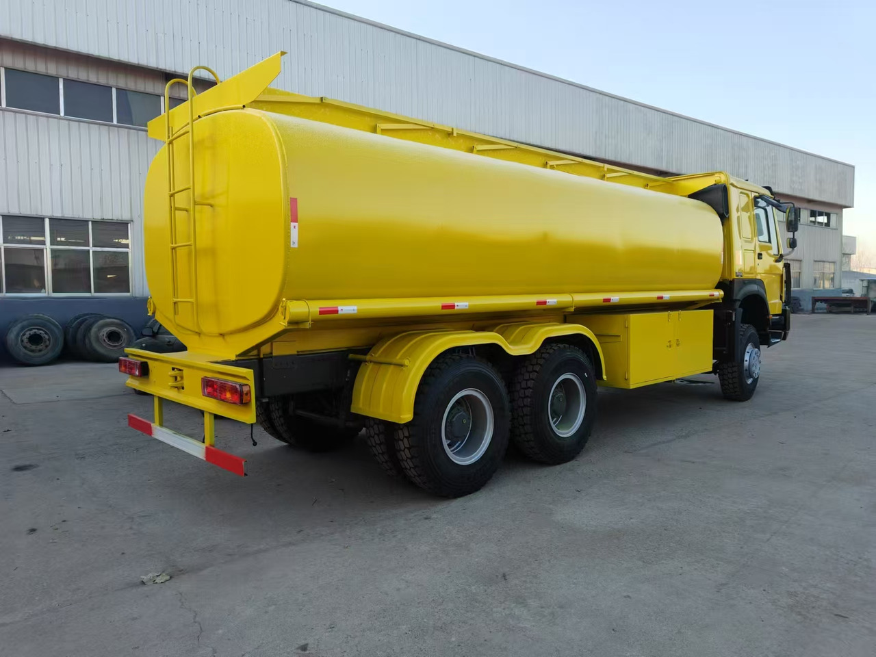 SINOTRUK HOWO - Tank truck: picture 3 SINOTRUK HOWO - Tank truck: picture 3