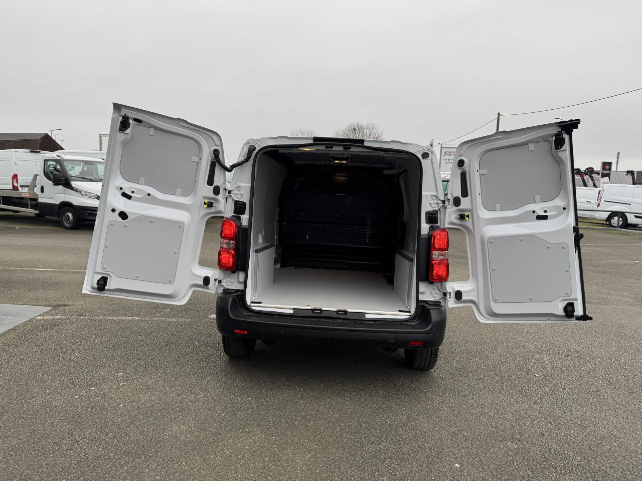 CITROEN Jumpy M 2.0 BlueHDi - 145 S&S - BV EAT8  III FOURGON . PHASE 2 - Panel van: picture 3 CITROEN Jumpy M 2.0 BlueHDi - 145 S&S - BV EAT8  III FOURGON . PHASE 2 - Panel van: picture 3