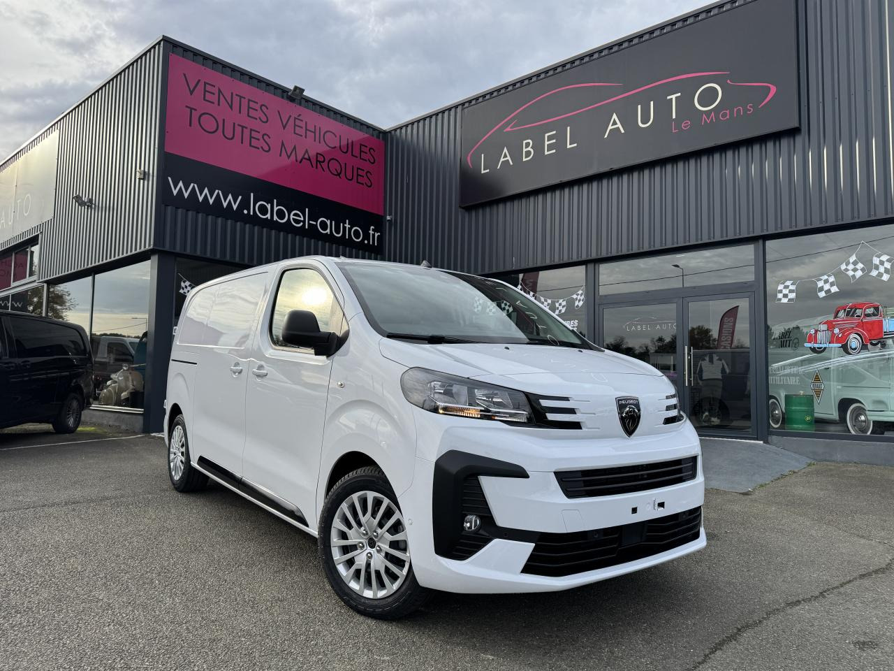 PEUGEOT Expert M 2.0 BlueHDi - 145 S&S - BV EAT8 III FOURGON Fourgon PHASE 2 - Panel van: picture 1 PEUGEOT Expert M 2.0 BlueHDi - 145 S&S - BV EAT8 III FOURGON Fourgon PHASE 2 - Panel van: picture 1