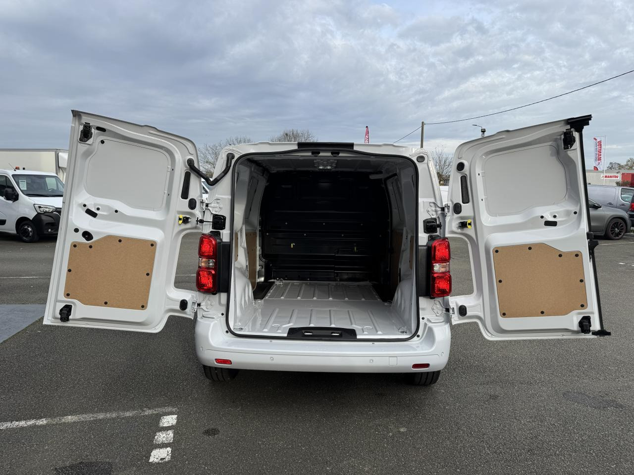 PEUGEOT Expert M 2.0 BlueHDi - 145 S&S - BV EAT8 III FOURGON Fourgon PHASE 2 - Panel van: picture 3 PEUGEOT Expert M 2.0 BlueHDi - 145 S&S - BV EAT8 III FOURGON Fourgon PHASE 2 - Panel van: picture 3