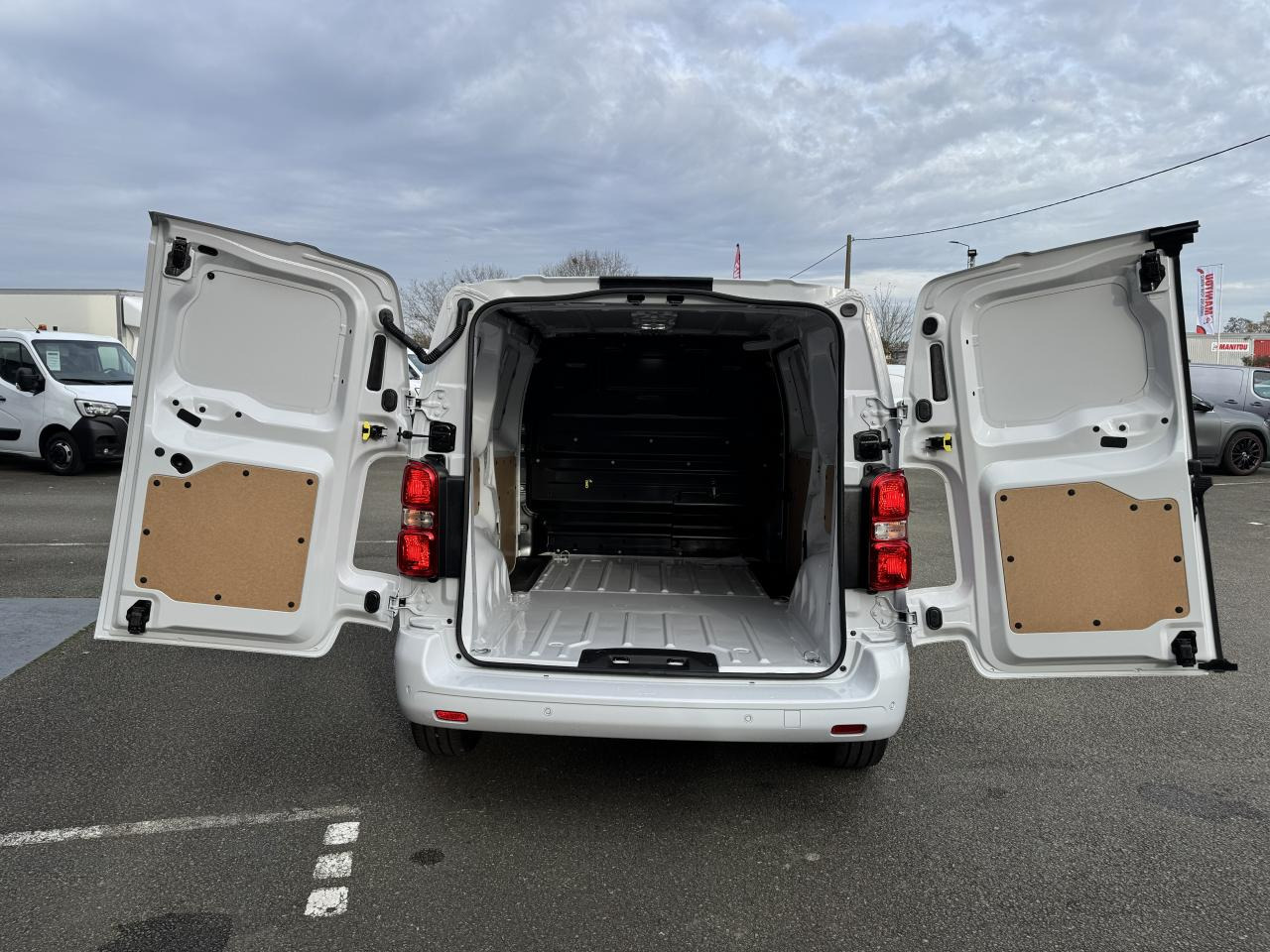 PEUGEOT Expert M 2.0 BlueHDi - 180 S&S - BV EAT8 III FOURGON Fourgon PHASE 2 - Panel van: picture 3 PEUGEOT Expert M 2.0 BlueHDi - 180 S&S - BV EAT8 III FOURGON Fourgon PHASE 2 - Panel van: picture 3