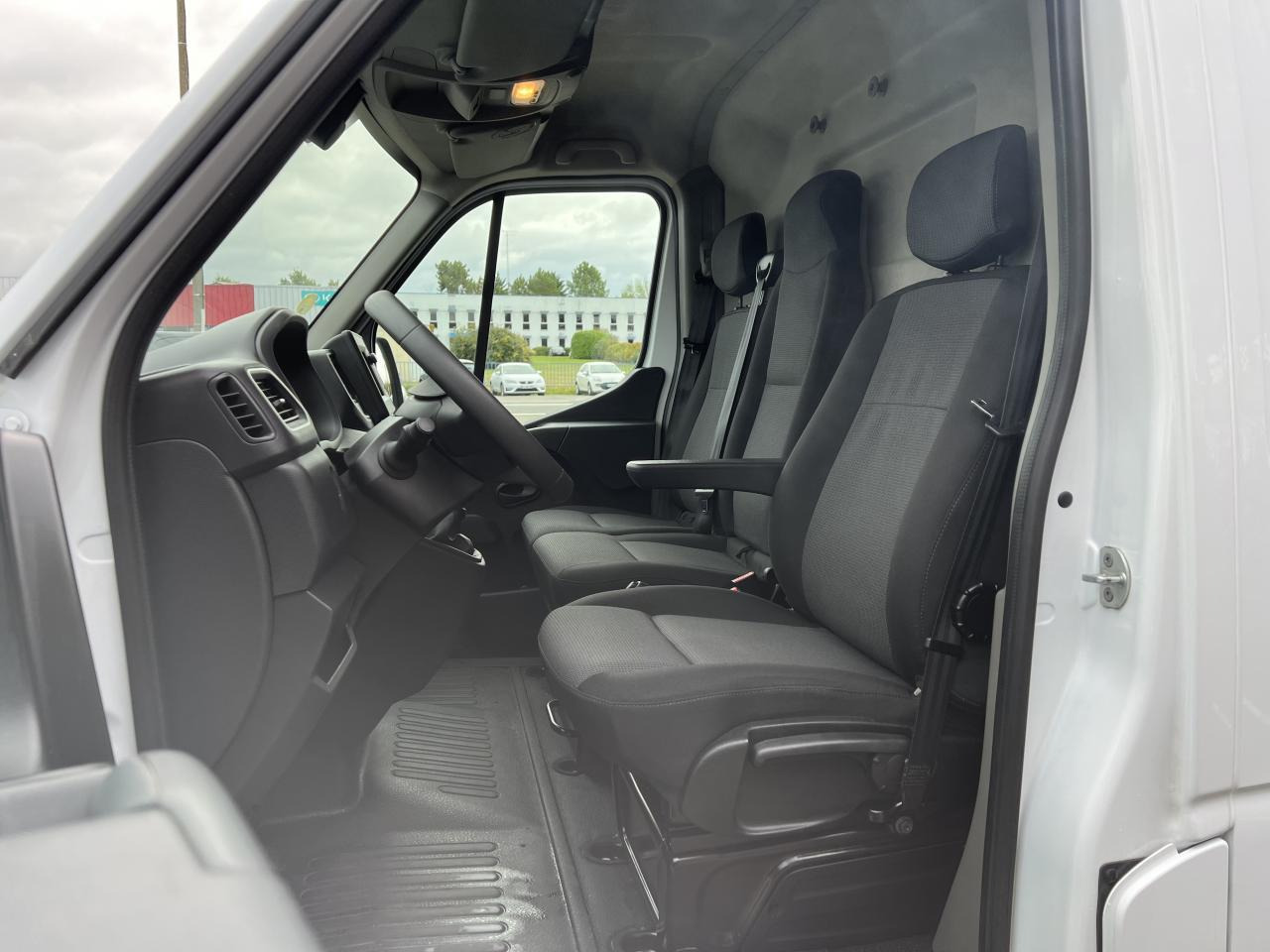 RENAULT MASTER 3T3 L2H2 2.3 DCI 135CH CONFORT - Panel van: picture 4 RENAULT MASTER 3T3 L2H2 2.3 DCI 135CH CONFORT - Panel van: picture 4