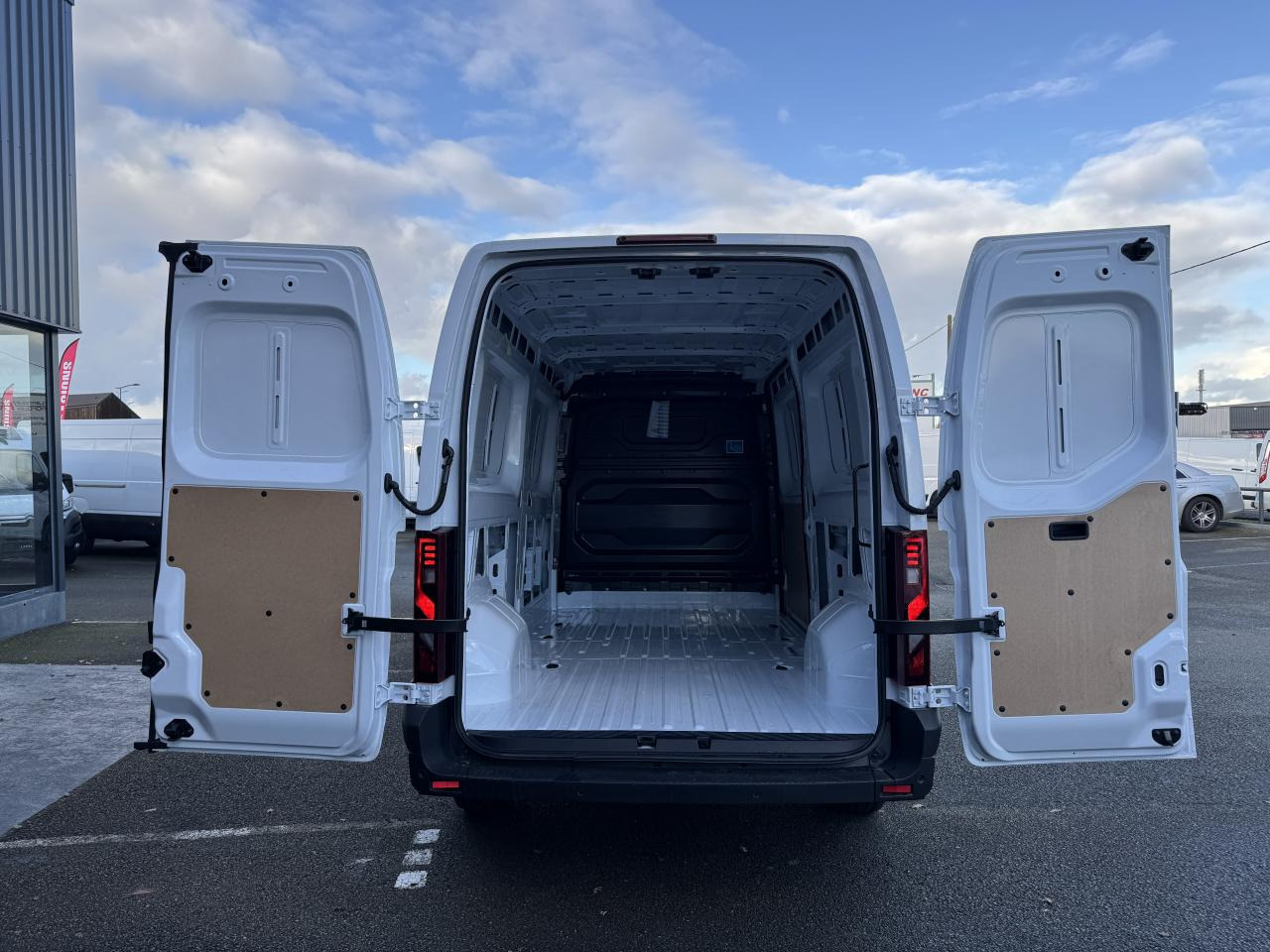 RENAULT Master Advance 3t5 L3H2 2.0 Blue dCi - 150 IV FOURGON Fourgon L3H2 Traction - Panel van: picture 3 RENAULT Master Advance 3t5 L3H2 2.0 Blue dCi - 150 IV FOURGON Fourgon L3H2 Traction - Panel van: picture 3